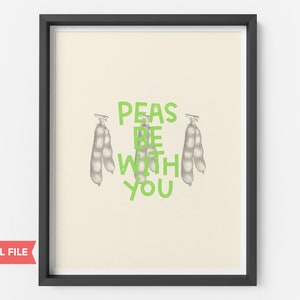 Könnte beinhalten: Ein druckbarer Kunstdruck mit einem hellbeigen Hintergrund und einem grünen Textüberlagerung, die "Peas Be With You" lautet. Der Text ist von drei Illustrationen von Erbsenhülsen umgeben.