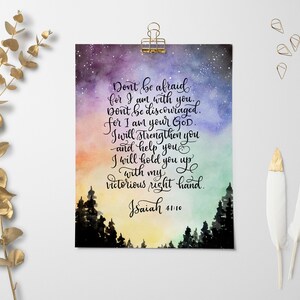 K&ouml;nnte beinhalten: Ein Aquarelldruck mit einem sternenklaren Nachthimmel und einer Wald-Silhouette. Der Druck zeigt ein Zitat aus Jesaja 41,10: "F&uuml;rchte dich nicht, denn ich bin mit dir. Sei nicht verzagt, denn ich bin dein Gott. Ich will dich st&auml;rken und dir helfen. Ich will dich mit meiner siegreichen Rechten halten."