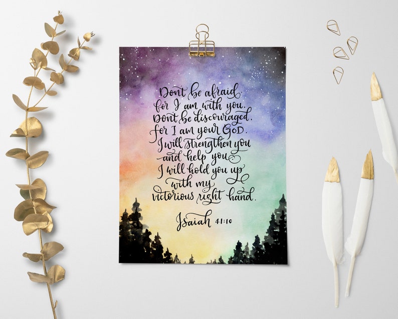 K&ouml;nnte beinhalten: Ein Aquarelldruck mit einem sternenklaren Nachthimmel und einer Wald-Silhouette. Der Druck zeigt ein Zitat aus Jesaja 41,10: "F&uuml;rchte dich nicht, denn ich bin mit dir. Sei nicht verzagt, denn ich bin dein Gott. Ich will dich st&auml;rken und dir helfen. Ich will dich mit meiner siegreichen Rechten halten."
