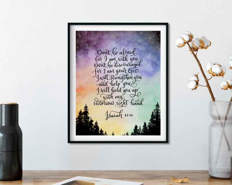 K&ouml;nnte beinhalten: Ein Aquarelldruck mit einem sternenklaren Nachthimmel als Hintergrund und einem Zitat aus Jesaja 41,10: "F&uuml;rchte dich nicht, denn ich bin mit dir. Sei nicht verzagt, denn ich bin dein Gott. Ich will dich st&auml;rken und dir helfen; ich will dich mit meiner siegreichen Rechten halten."