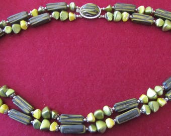 Beaded necklace Vintage 60's. Green and yellow colors . :Marked Hong Kong on the clasp
