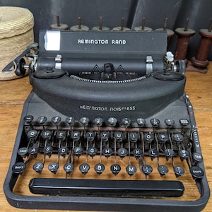 Remington Rand Noiseless Portable Typewriter  Model 7 with Case