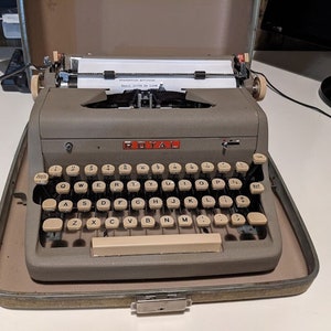 Royal Quite Deluxe  Portable Typewriter Grey/ Blue Crinkle  with Case. 1957