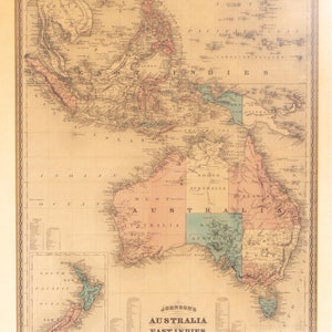 Könnte beinhalten: Eine antike Karte von Australien und den Ostindien, gedruckt in Braun, Rosa, Blau und Grün. Die Karte zeigt die wichtigsten Städte und geografischen Merkmale der Region. Die Karte trägt den Titel "Johnson's Australia East Indies" und ist datiert 1858.