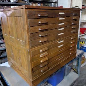 Houten Hamilton platte archiefkast 36 x 24 lades met tien lades met blad en basis