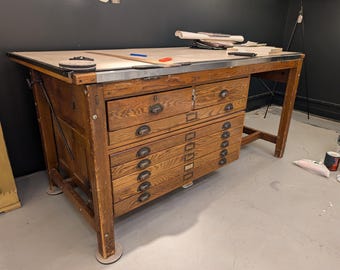 Mesa de desenho vintage em carvalho com 4 colunas e gavetas para arquivos planos.