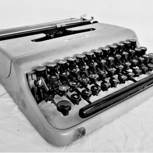 Vintage Olivetti Lettera 22 Portable Typewriter Modern Design Icon