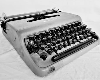 Vintage Olivetti Lettera 22 Portable Typewriter Modern Design Icon
