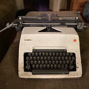 Olympia SG3 Manual Office Typewriter 1972