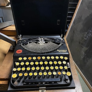 Máquina de escribir portátil Remington con modelo Case 1921