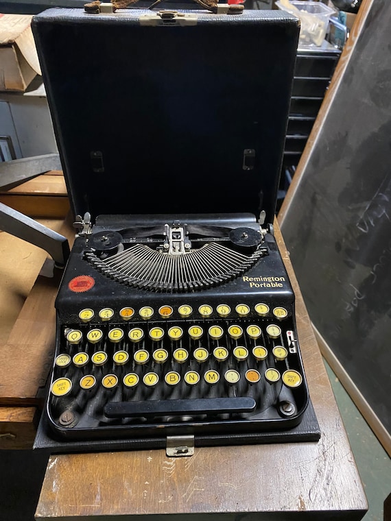 レミントン ポータブルタイプライター ケース付き 1921年モデル - Etsy 