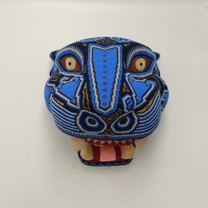 メキシコのウイチョル族のビーズ細工のジャガーの頭、Mayola Villa 作