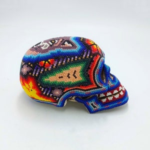 Huichol handbesetzter menschlicher Schädel von Isandro Lopez PP6954 Bild 4