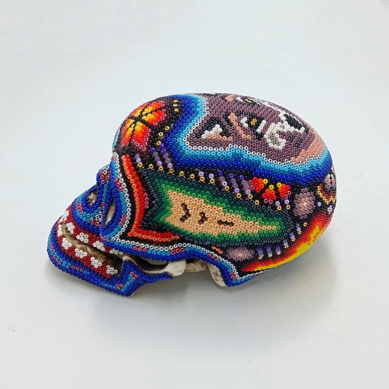 Huichol handbesetzter menschlicher Schädel von Isandro Lopez PP6954 Bild 2