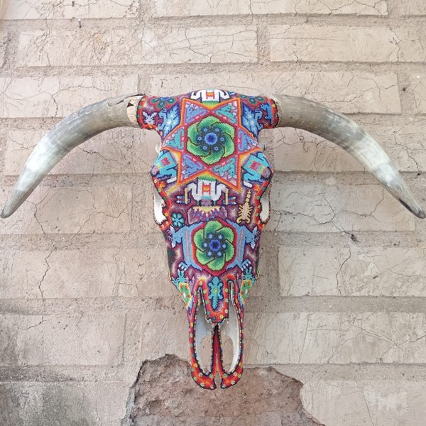 Eccezionale teschio di toro autentico di arte popolare messicana con perline indiane Huichol realizzate a mano di Jose Manuel Ramirez PP6997