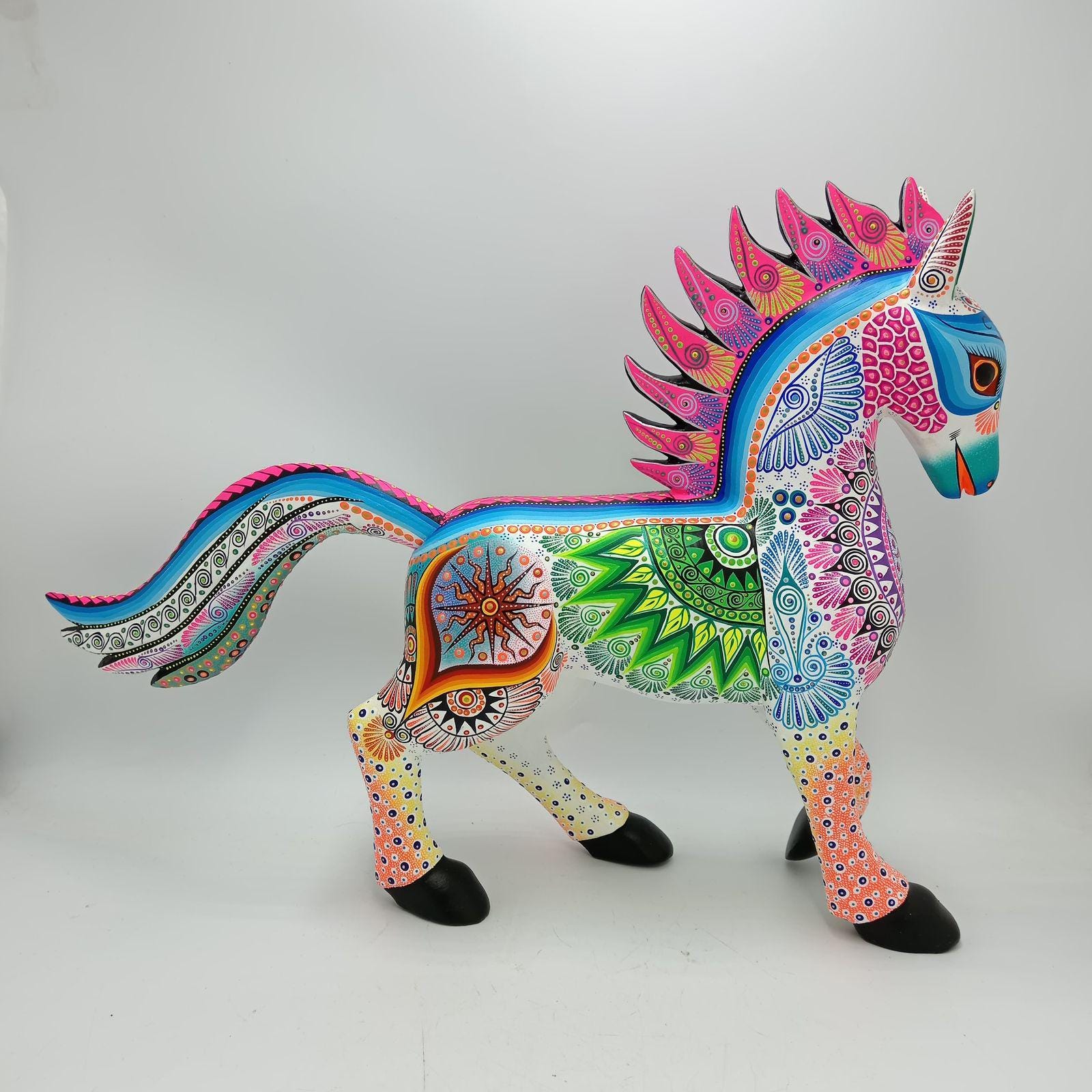 メキシコの民芸品、オアハカの木彫りアレブリヘ、手作り、馬、ルイス