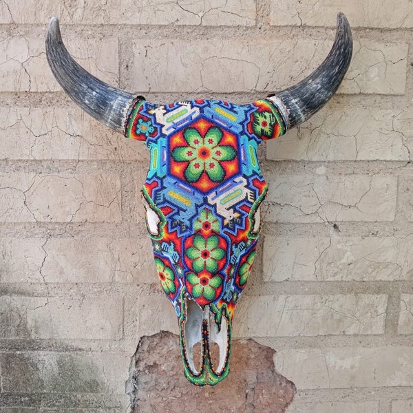Eccezionale teschio di toro autentico di arte popolare messicana con perline indiane Huichol realizzate a mano di Jose Manuel Ramirez PP6994