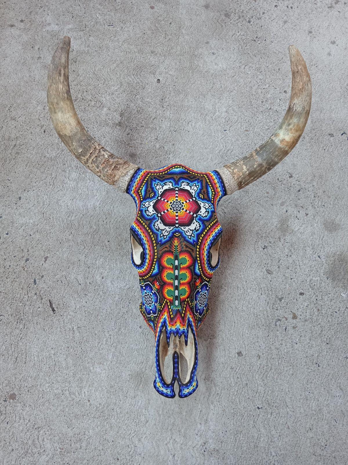 ネイティブアメリカン　牛の頭骨　ターコイズの装飾 ネイティブアメリカ ターコイズ石 牛の頭部オブジェ ネイティブ