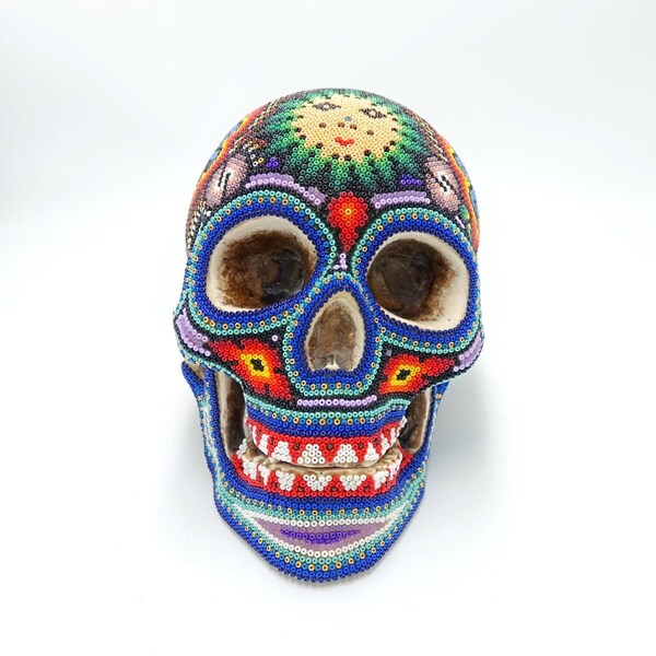 Precioso cráneo humano de resina fundida con cuentas a mano huichol por Isandro López PP6952