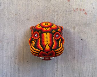 メキシコのウイチョル族のビーズ細工のジャガーの頭、Mayola Villa 作