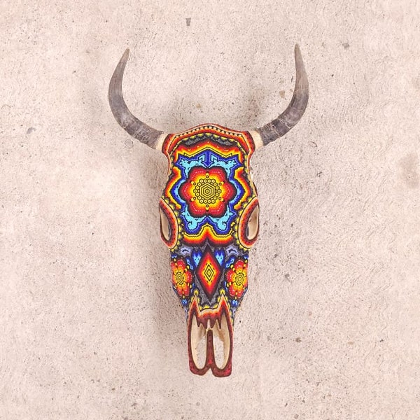 Uitstekende Huichol Indian Hand Beaded Bull Skull door Santos Bautista. PP6004