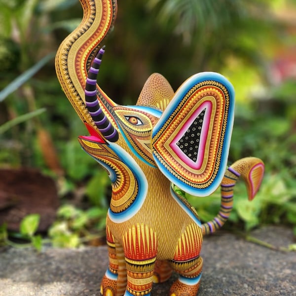 Elefante Alebrije tallado en madera oaxaqueña messicana di Julia Fuentes PP4700