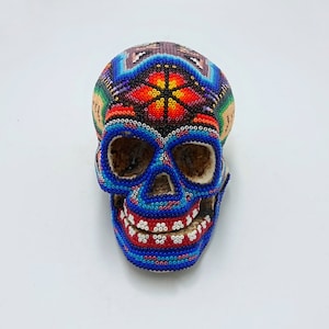 Huichol handbesetzter menschlicher Schädel von Isandro Lopez PP6954 Bild 1