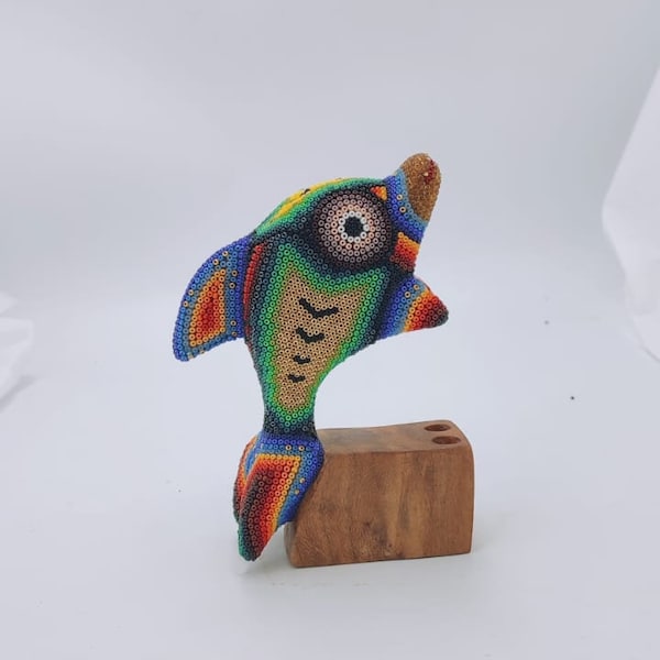 Delfino di arte popolare messicana con perline Huichol di Mayola Villa PP6225