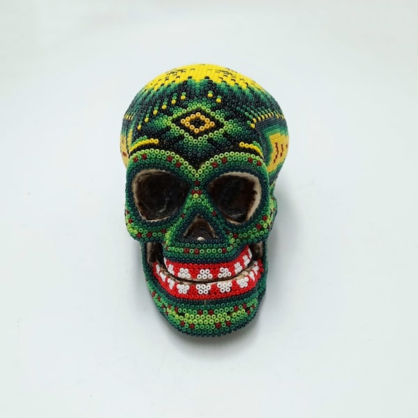 Huichol handbestickter menschlicher Schädel von Isandro Lopez PP6956