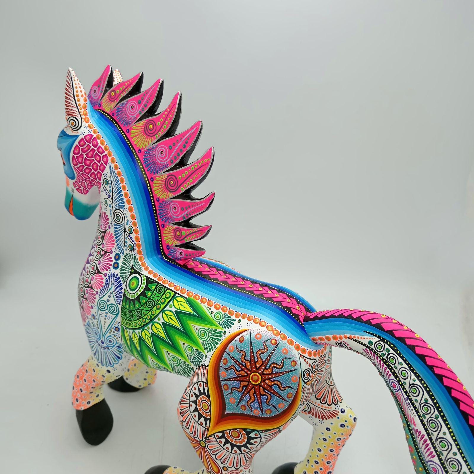 メキシコの民芸品、オアハカの木彫りアレブリヘ、手作り、馬、ルイス