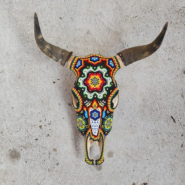 Außergewöhnlicher Huichol Indischer Hand perlenbestickter Stierschädel von Santos Bautista. PP4794