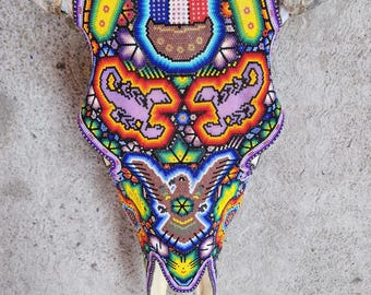 メキシコの民芸品 ウイチョル族のビーズ細工の雄牛の頭蓋骨 イサンドロ