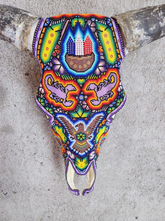 メキシコの民芸品 ウイチョル族のビーズ細工の雄牛の頭蓋骨 イサンドロ