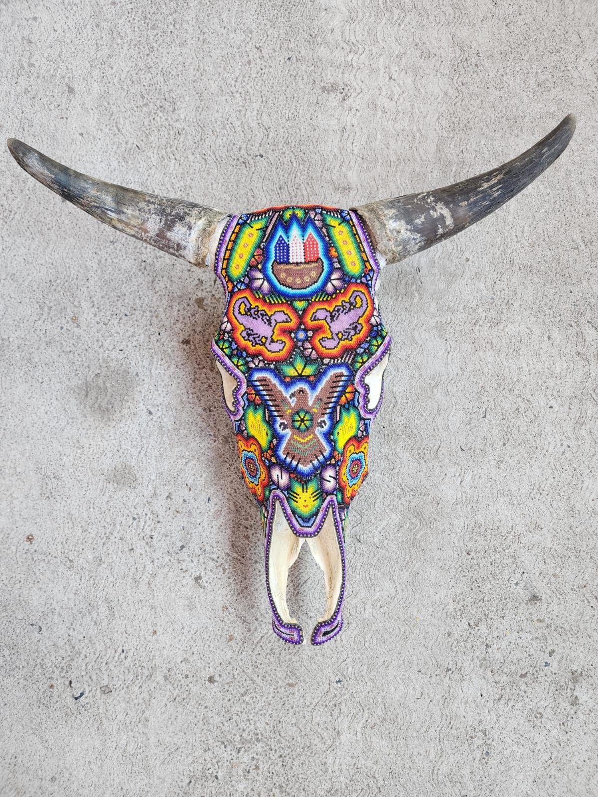 メキシコの民芸品 ウイチョル族のビーズ細工の雄牛の頭蓋骨 イサンドロ