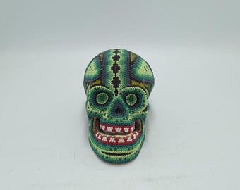 ウイチョル族のビーズ細工による人間の頭蓋骨（マヨラ・ヴィラ・ロペス作）PP8115