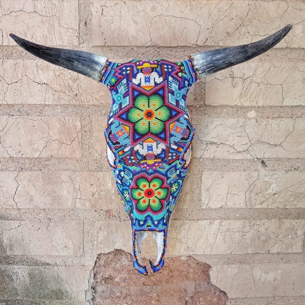 Eccezionale teschio di toro autentico di arte popolare messicana con perline indiane Huichol realizzate a mano di Jose Manuel Ramirez PP6996