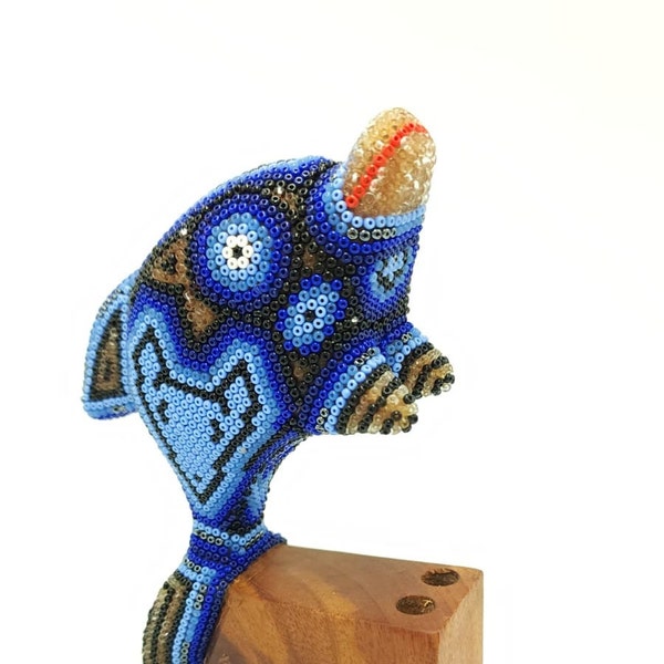 Delfín de arte popular mexicano con cuentas a mano huichol de Mayola Villa PP5859