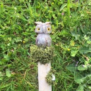 Owl Spirit Animal Talisman Driftwood Toverstaf Natuurlijke Toverstaf Moss Toverstaf Fairy Wand Wizard Wand Witches Wand Edelsteen Toverstaf