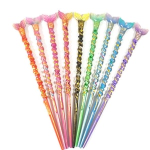 Può includere: Un set di 12 bacchette di coda di sirena colorate con un design a spirale e dettagli glitterati. Le bacchette sono in plastica trasparente e hanno un design di coda di sirena nella parte superiore.