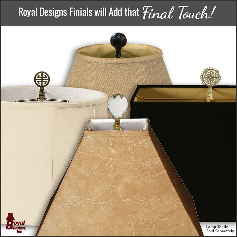 K&ouml;nnte beinhalten: Vier Lampenaufs&auml;tze in verschiedenen Stilen. Die Aufs&auml;tze sind aus Metall, Kristall und Holz. Die Aufs&auml;tze sind auf Lampenschirmen in verschiedenen Farben und Stoffen abgebildet. Der Text "Royal Designs Finials will Add that Final Touch!" befindet sich oben im Bild. Der Text "Royal Designs, Inc." befindet sich unten links im Bild. Der Text "Lamp Shade Sold Separately" befindet sich unten rechts im Bild.