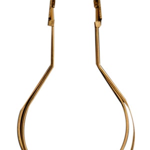 K&ouml;nnte beinhalten: Eine goldene Lampenharfe aus Metall mit einem Doppelring-Design. Die Harfe dient zur Unterst&uuml;tzung eines Lampenschirms.