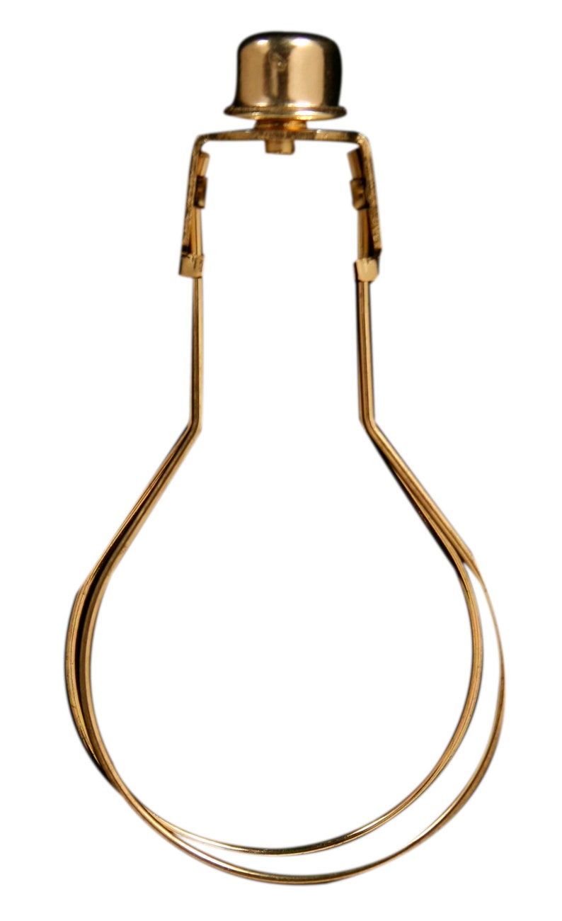 K&ouml;nnte beinhalten: Eine goldene Lampenharfe aus Metall mit einem Doppelring-Design. Die Harfe dient zur Unterst&uuml;tzung eines Lampenschirms.
