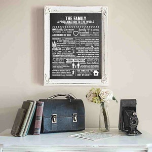 Peut inclure: Impression murale imprimable en noir et blanc avec un cadre blanc. L'impression présente une proclamation au monde sur la famille. Le texte comprend les mots "La famille", "Mariage", "Mari et femme", "Pères", "Mères" et "Partenaires égaux".