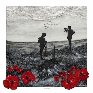 Könnte beinhalten: Ein Schwarzweißbild von zwei Soldaten in Silhouette. Ein Soldat steht stramm und spielt ein Horn. Der andere Soldat steht an einem Grab und salutiert. Das Bild ist vor einem grauen Himmel mit einem Schwarm Vögel, die über ihm fliegen, platziert. Das Bild ist von roten Mohnblumen umgeben.