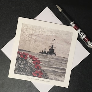 Eine handgemalte Grußkarte aus der Retembrance Collection der Erinnerungskünstlerin Jacqueline Hurley, Where The Sea Winds Blow, The Poppies Grow Navy
