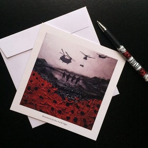 Cartão de felicitações da coleção The Remembrance de Jacqueline Hurley Military/Remembrance Day Poppy "Remembered, By Day & By Night"