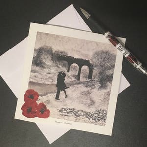 Grußkarte aus der Remembrance Collection der britischen Künstlerin Jacqueline Hurley Militärsoldat Lest We Forget Art ""Home For Christmas""