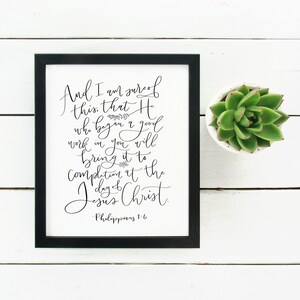 Digitale Print Hand geletterden bijbel vers schrift en hij die een goed werk in u begon Filippenzen 1:6