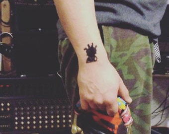 A Queen temporary tattoos