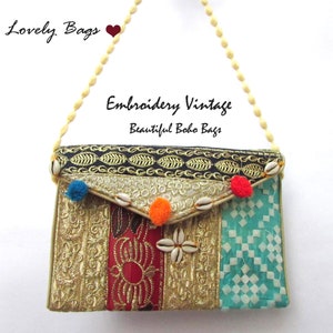 Peut inclure: Un sac bohème vintage avec une bandoulière perlée. Le sac présente des broderies dorées, un panneau rouge et un panneau turquoise. Orné de coquillages et de pompons colorés, le sac porte l'inscription "Lovely Bags" et "Embroidery Vintage Beautiful Boho Bags".